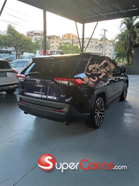 2021 Toyota RAV4 XLE Premium — foto 8 / 9