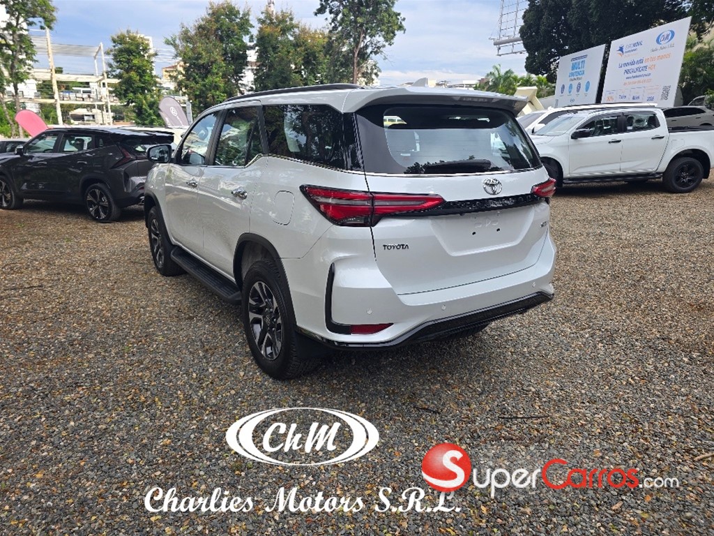 2026 Toyota Fortuner SRV TSS — foto 3 / 11