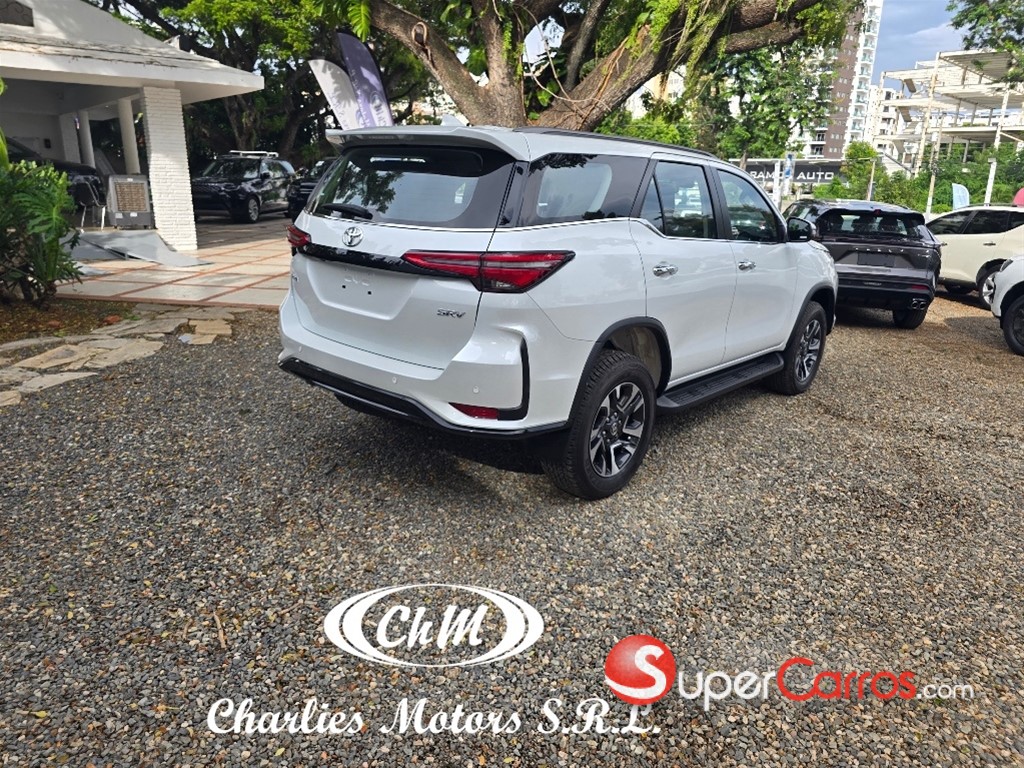 2026 Toyota Fortuner SRV TSS — foto 4 / 11
