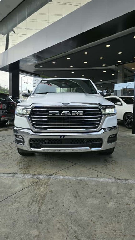 2025 Ram 1500 Laramie Crew Cab — foto 2 / 12
