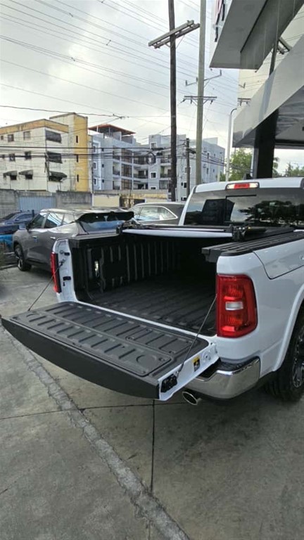 2025 Ram 1500 Laramie Crew Cab — foto 6 / 12
