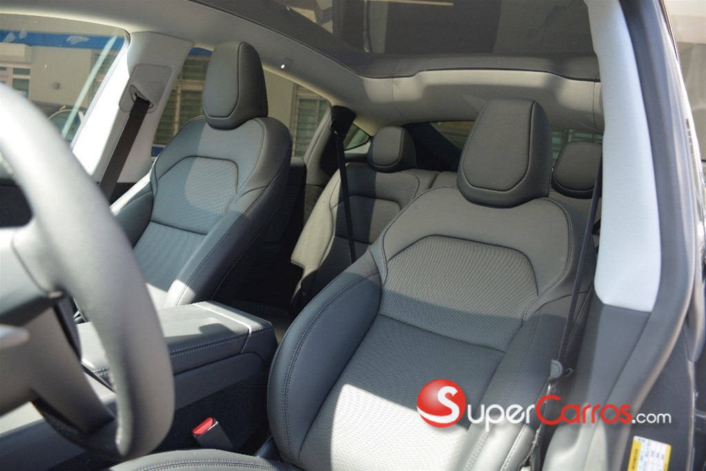 2026 Tesla Model Y Long Range — foto 9 / 12