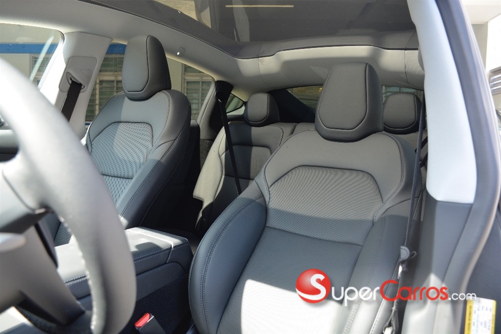 2026 Tesla Model Y Long Range — foto 10 / 12