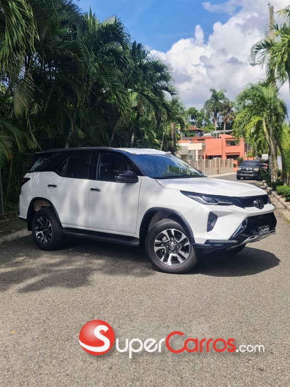 2025 Toyota Fortuner SRV TSS — foto 2 / 8