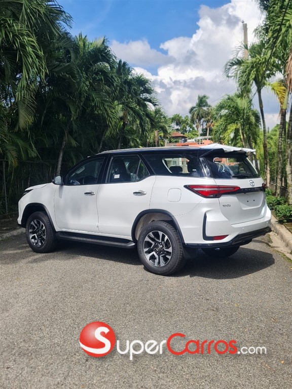 2025 Toyota Fortuner SRV TSS — foto 3 / 8