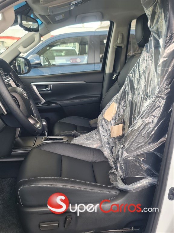 2025 Toyota Fortuner SRV TSS — foto 6 / 8