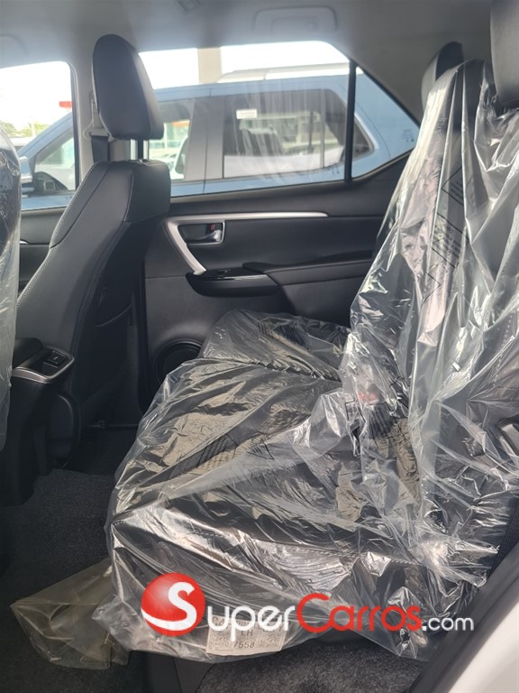 2025 Toyota Fortuner SRV TSS — foto 8 / 8