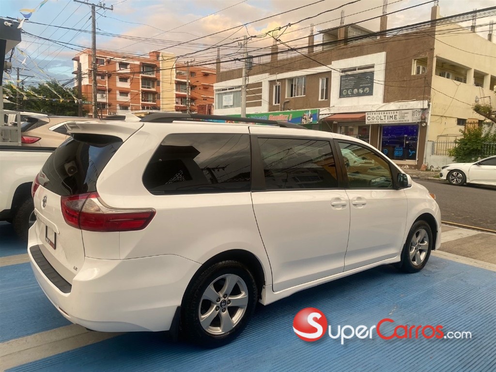 2020 Toyota Sienna LE — foto 4 / 12