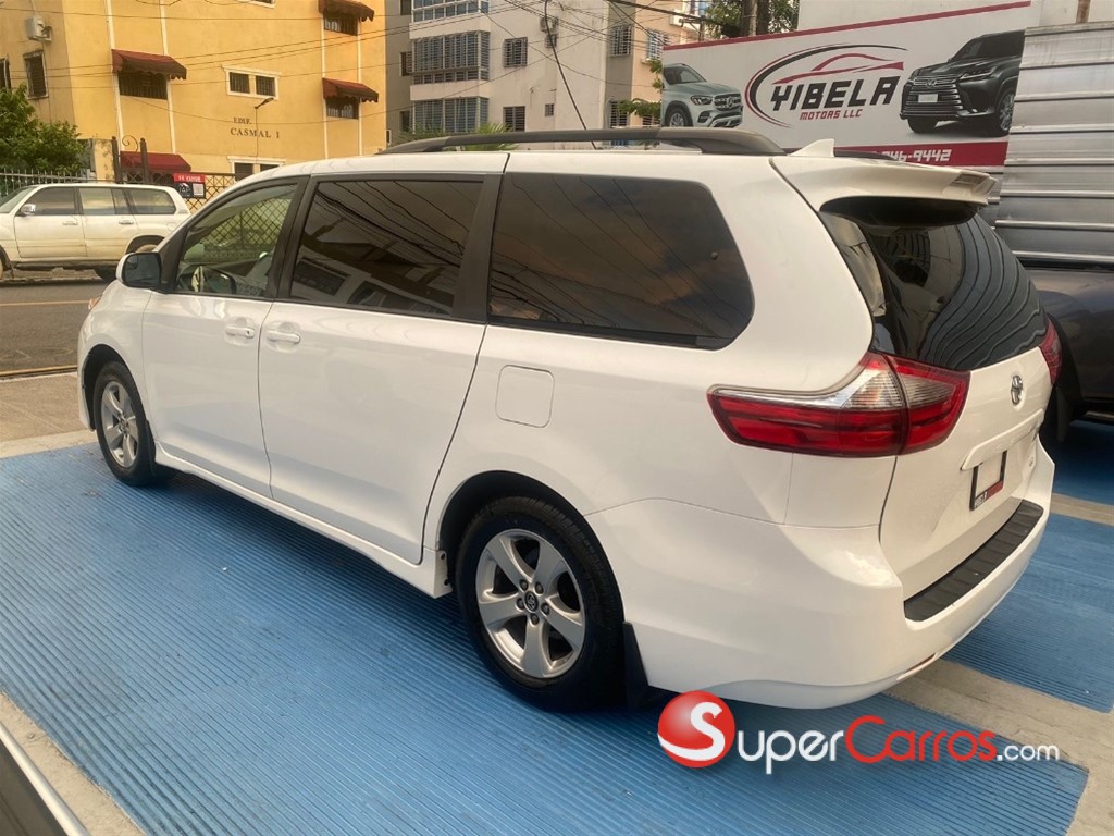 2020 Toyota Sienna LE — foto 6 / 12