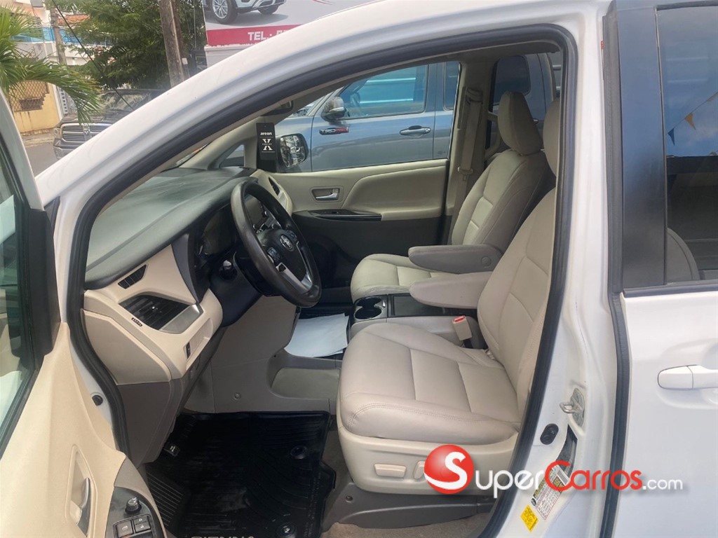 2020 Toyota Sienna LE — foto 7 / 12