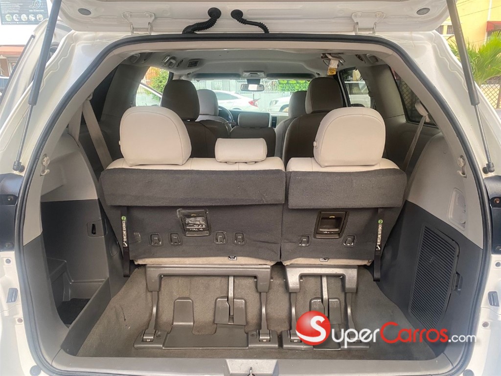 2020 Toyota Sienna LE — foto 8 / 12