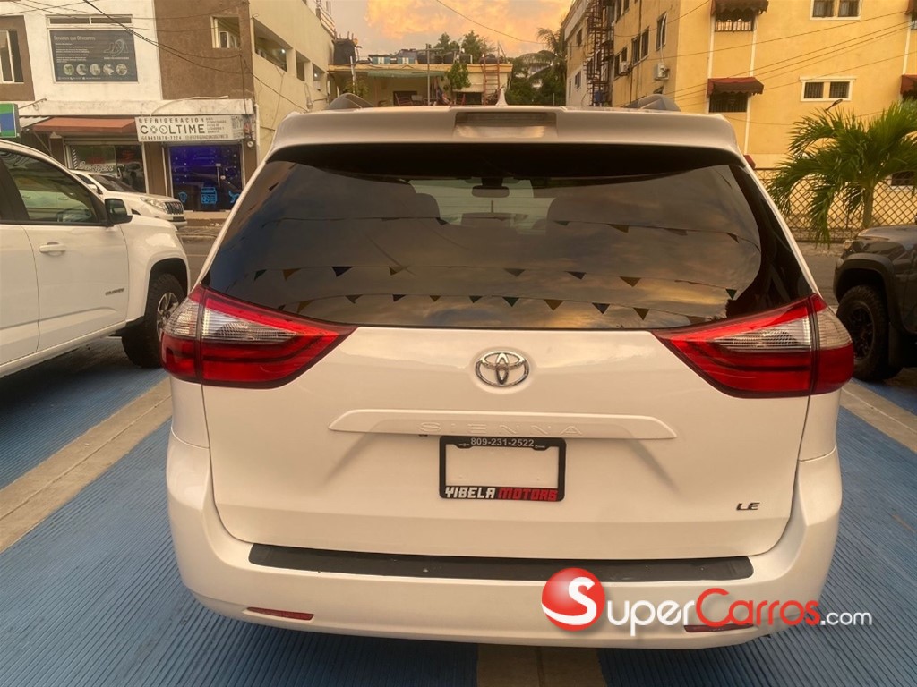 2020 Toyota Sienna LE — foto 11 / 12
