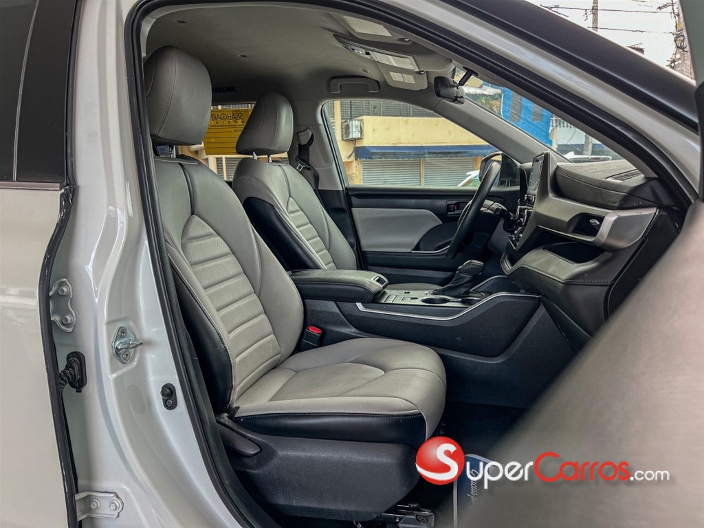 2021 Toyota Highlander LE — foto 6 / 11