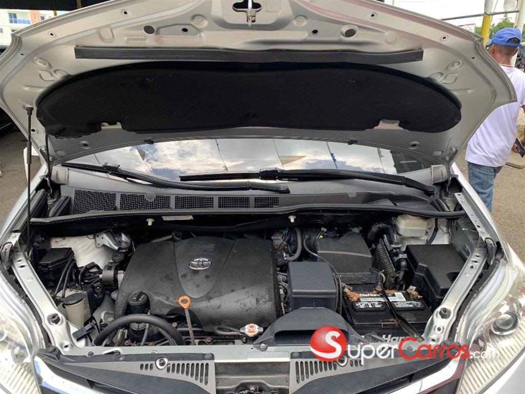 2019 Toyota Sienna LE — foto 2 / 8