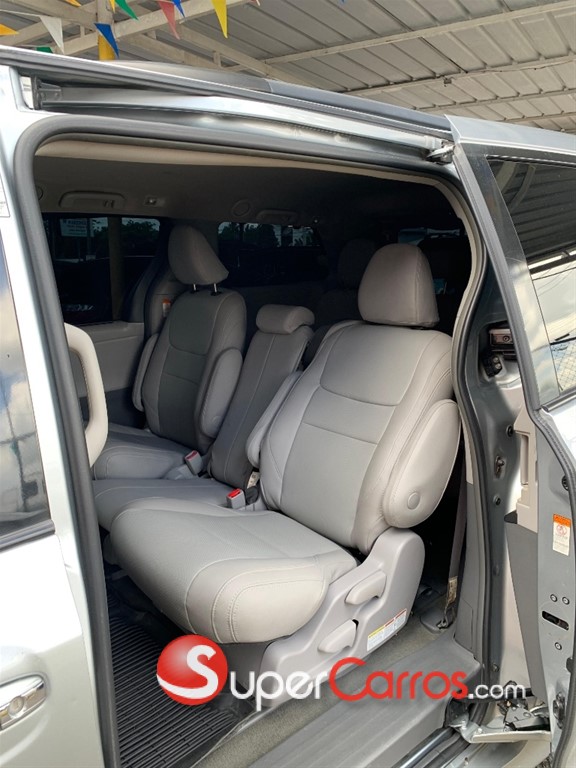 2019 Toyota Sienna LE — foto 5 / 8