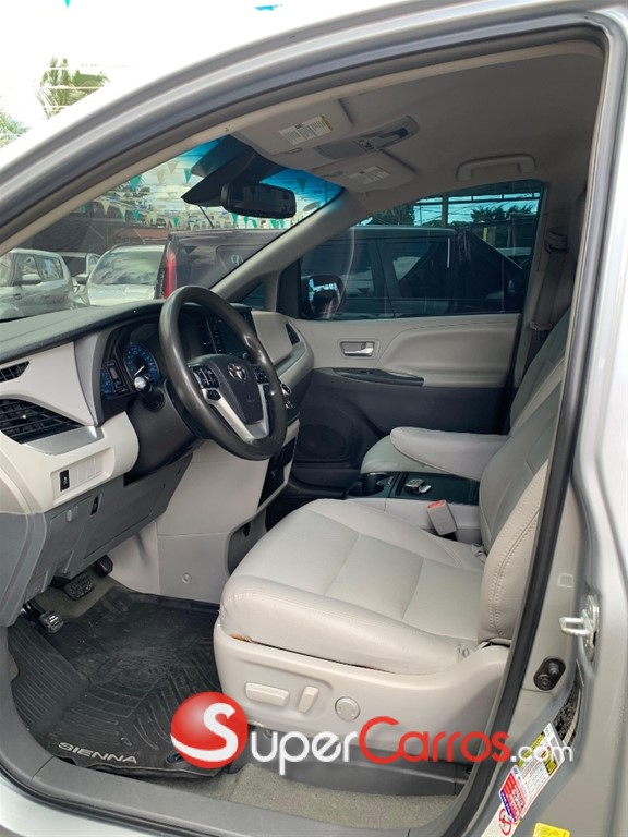 2019 Toyota Sienna LE — foto 6 / 8