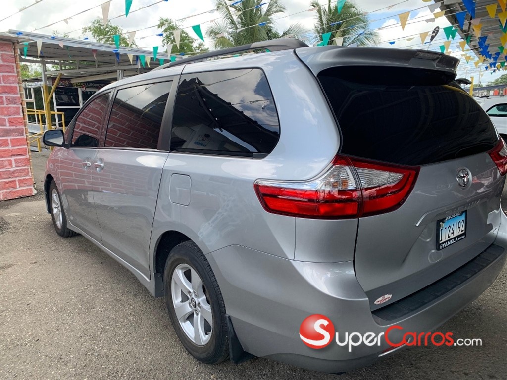 2019 Toyota Sienna LE — foto 8 / 8