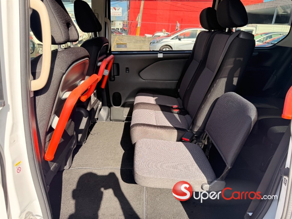2020 Nissan Serena — foto 8 / 12