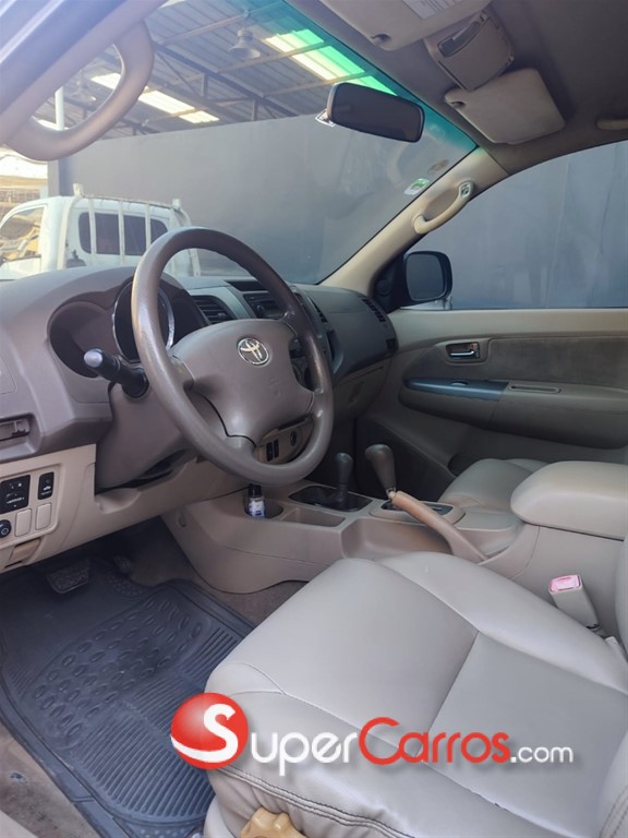 2009 Toyota Fortuner — foto 4 / 8
