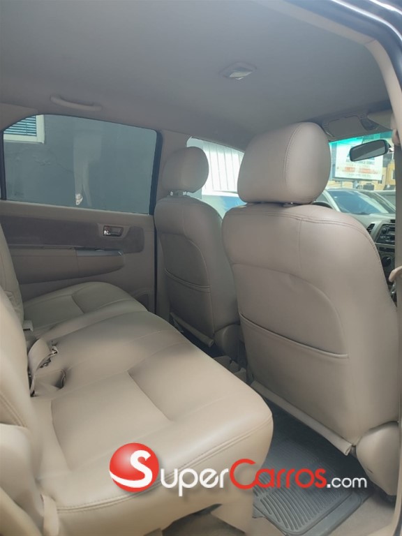 2009 Toyota Fortuner — foto 7 / 8
