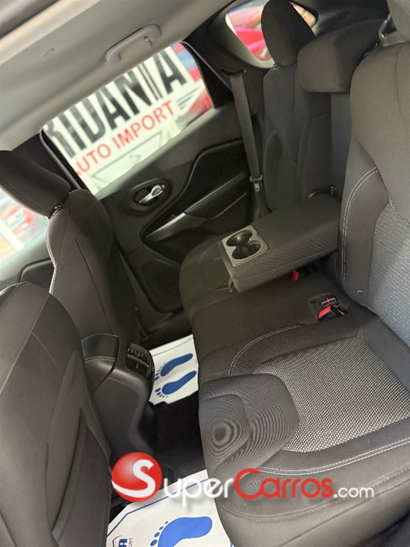 2019 Jeep Cherokee Latitude Plus — foto 6 / 7