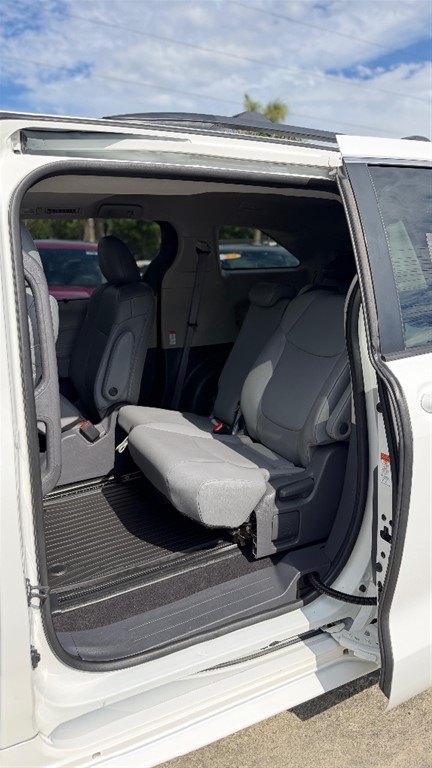 2021 Toyota Sienna LE — foto 3 / 12