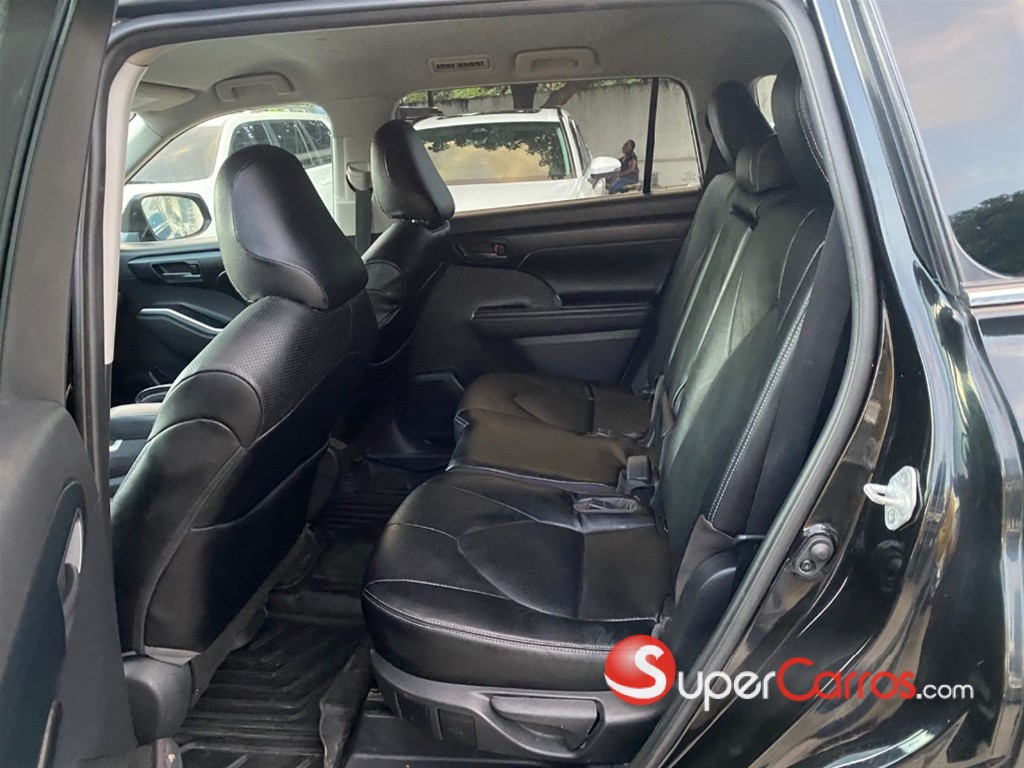 2021 Toyota Highlander LE — foto 4 / 9