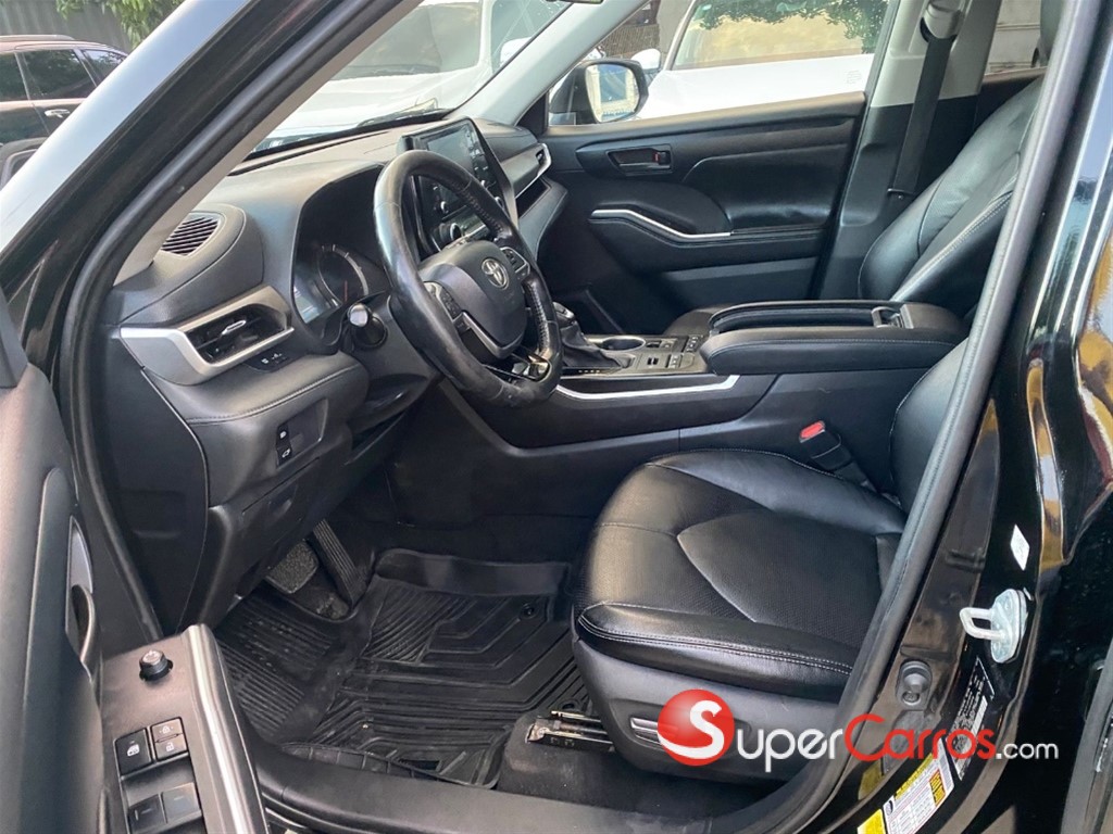 2021 Toyota Highlander LE — foto 7 / 9