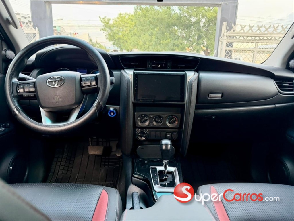 2025 Toyota Fortuner — foto 2 / 10