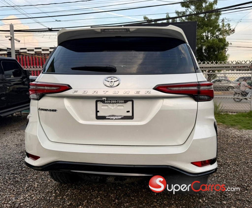 2025 Toyota Fortuner — foto 8 / 10