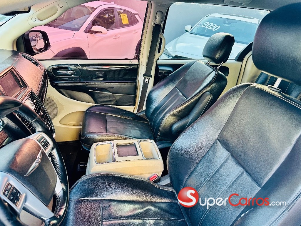 2014 Chrysler Town Country Touring — foto 11 / 12