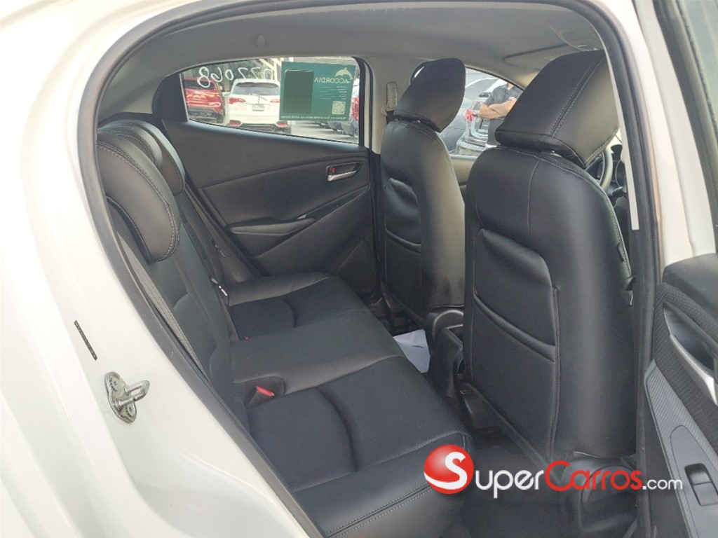 2020 Toyota Yaris Hatchback — foto 8 / 11
