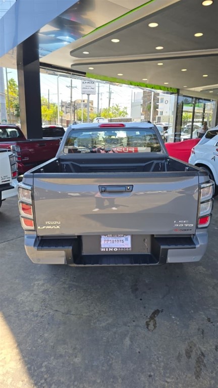 2027 Isuzu DMAX LSE — foto 8 / 10