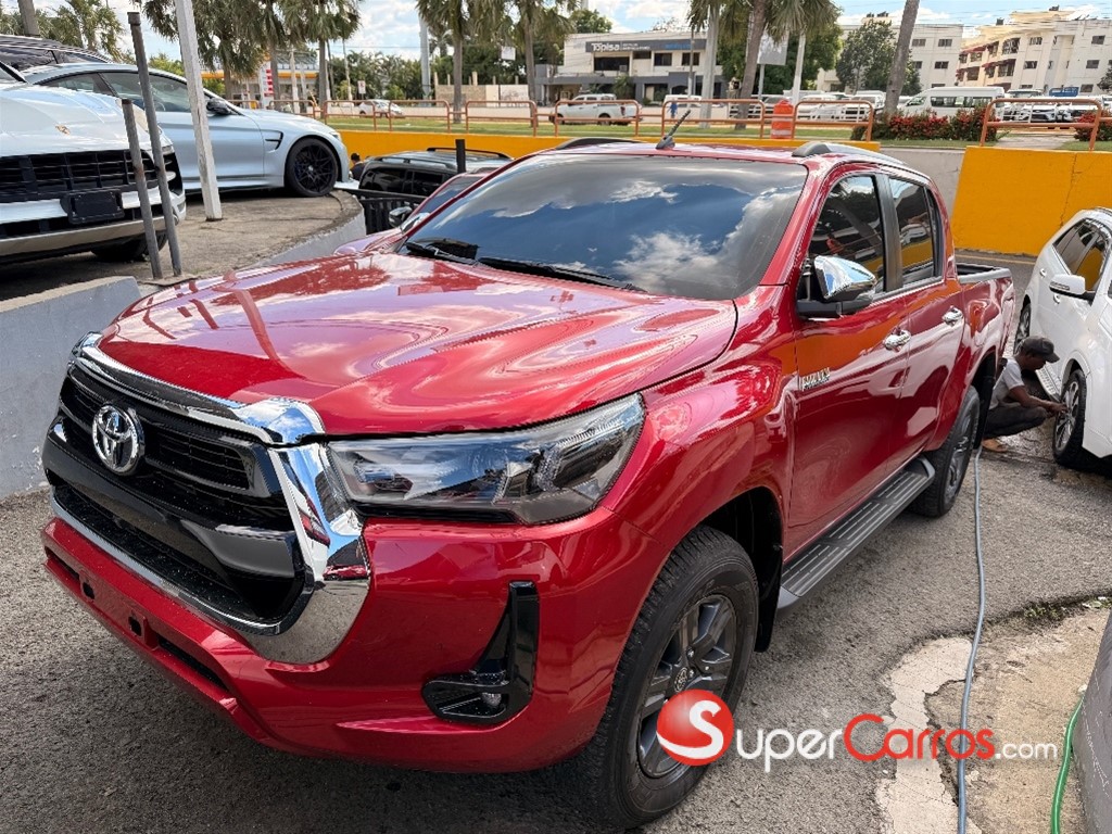 2024 Toyota Hilux SRV — foto 2 / 9