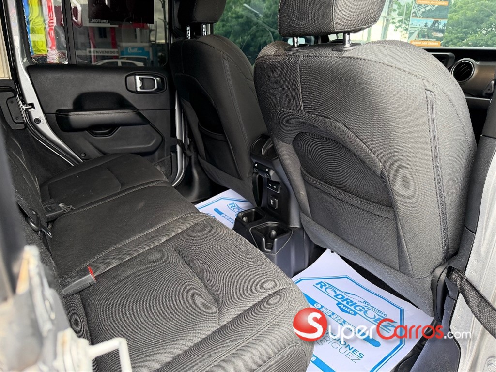 2020 Jeep Wrangler Sahara Unlimited — foto 4 / 9