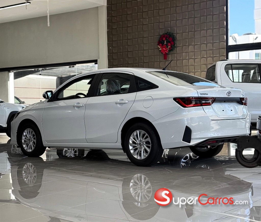 2024 Toyota Yaris E — foto 2 / 12