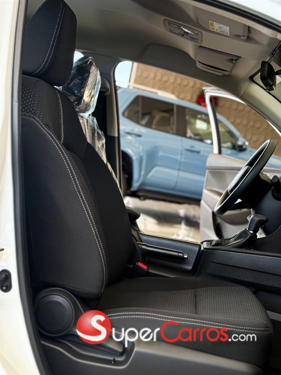 2024 Toyota Yaris E — foto 3 / 12