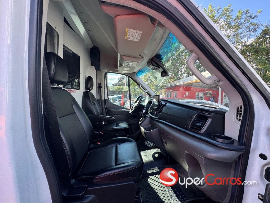 2020 Ford Transit 250 Cargo — foto 8 / 10
