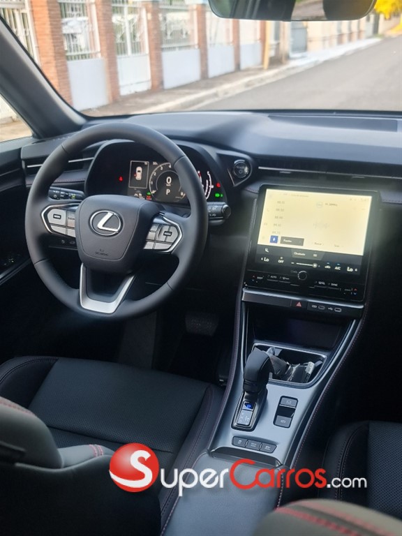 2025 Lexus LBX — foto 7 / 8
