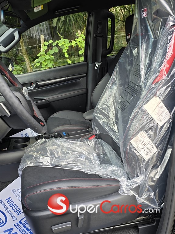 2026 Toyota Hilux GR Sport — foto 6 / 8
