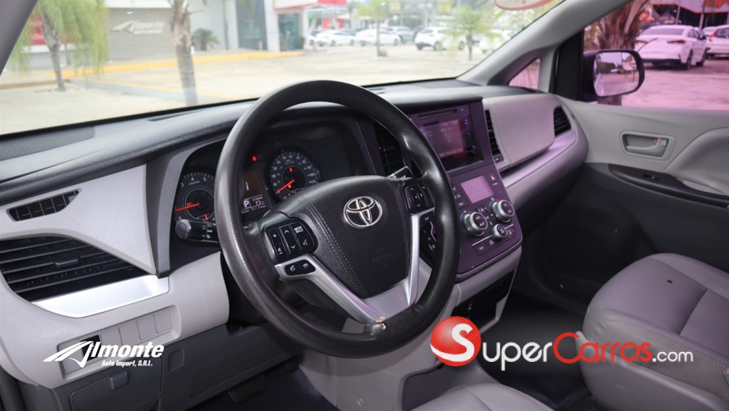 2015 Toyota Sienna — foto 8 / 12