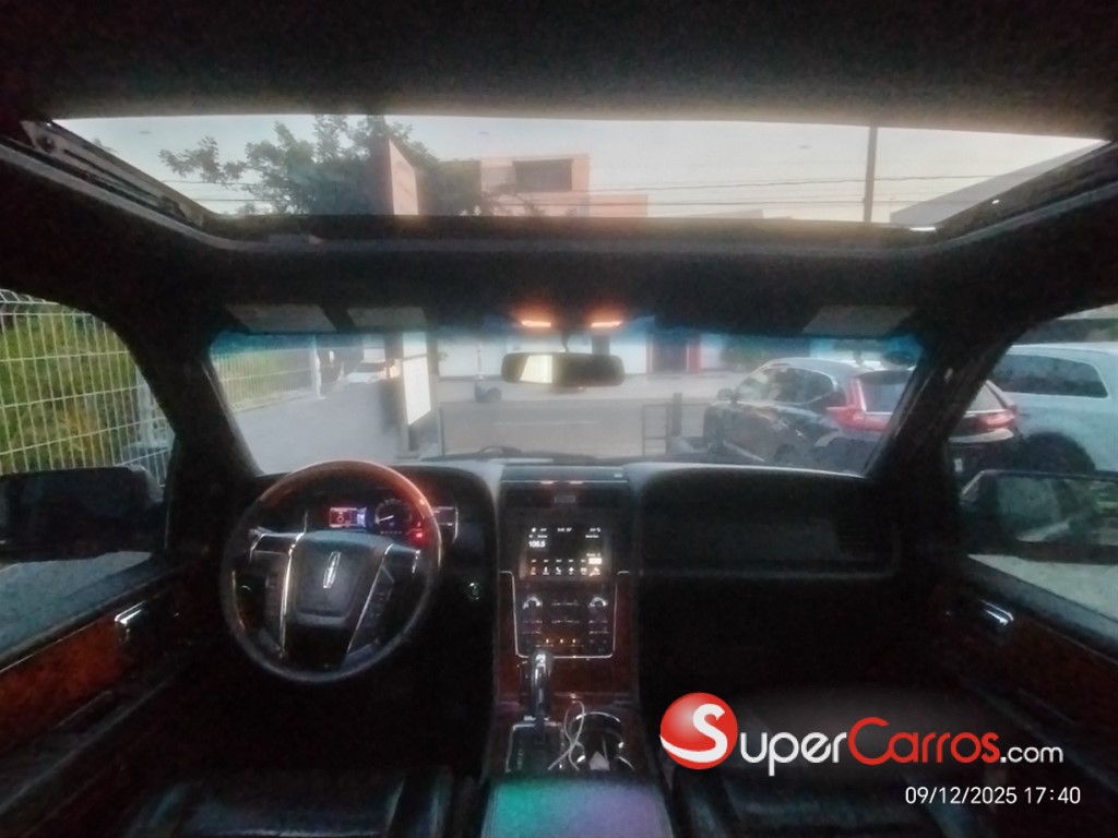 2017 Lincoln Navigator — foto 8 / 12