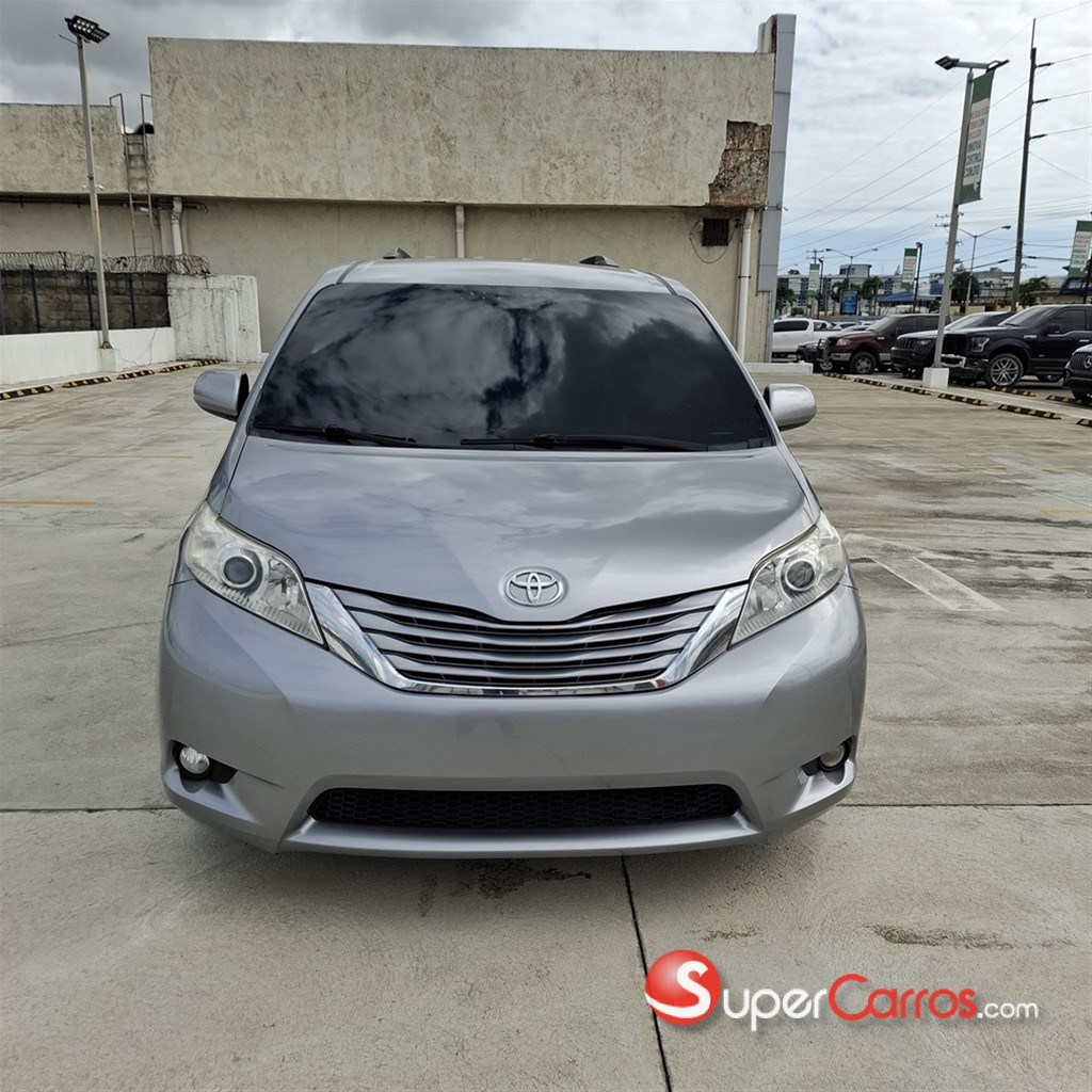 2017 Toyota Sienna LE — foto 2 / 8
