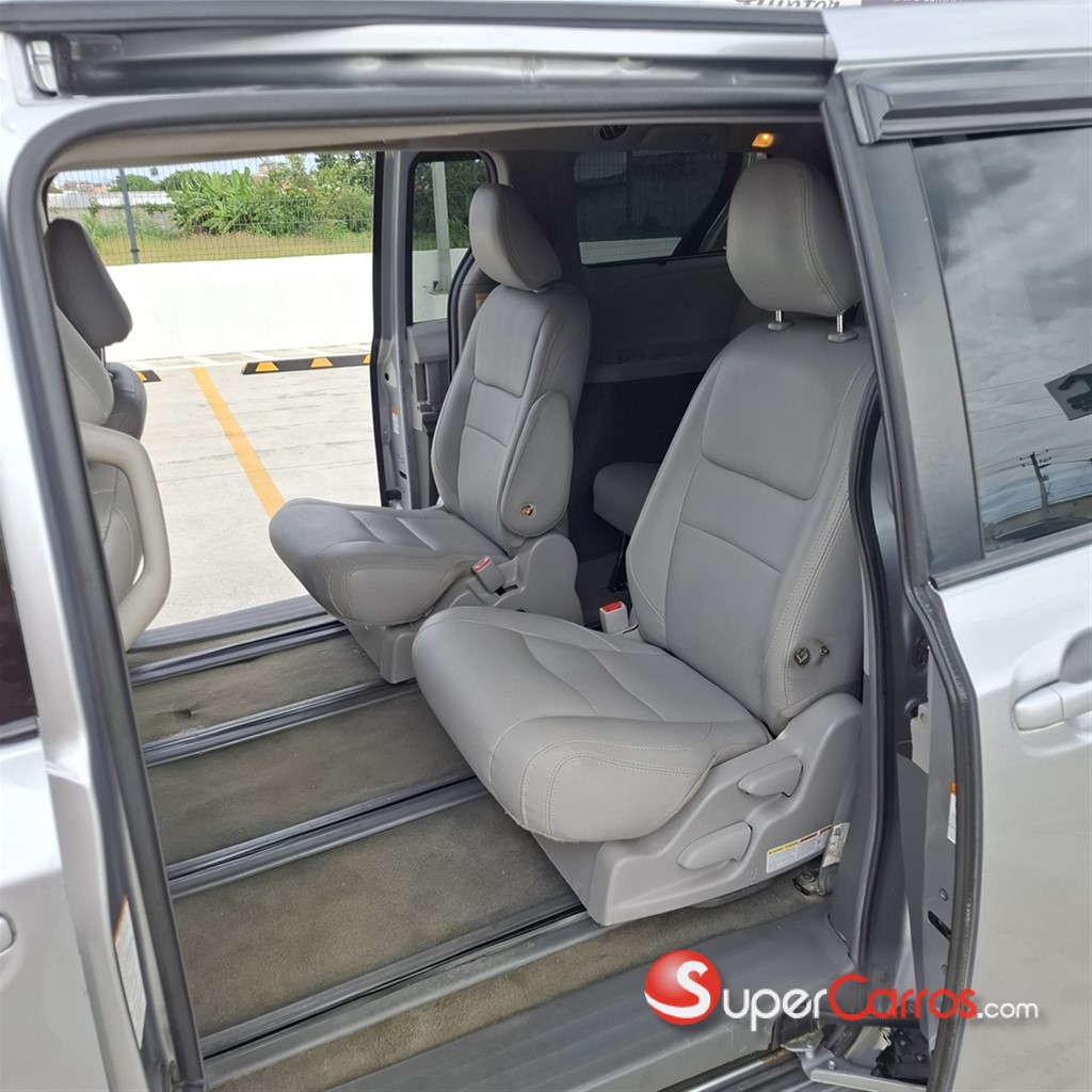 2017 Toyota Sienna LE — foto 8 / 8