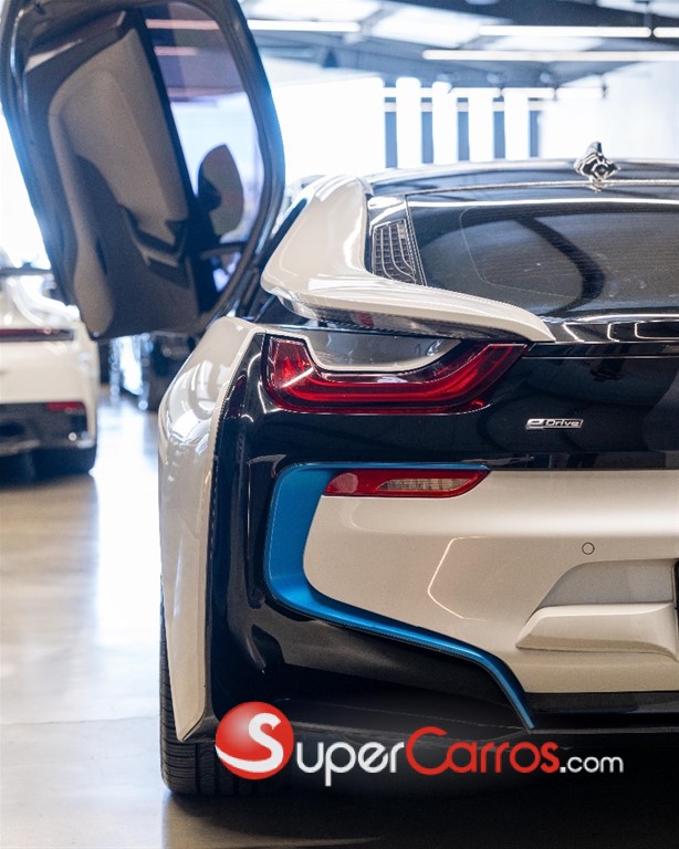 2016 BMW i8 — foto 11 / 12