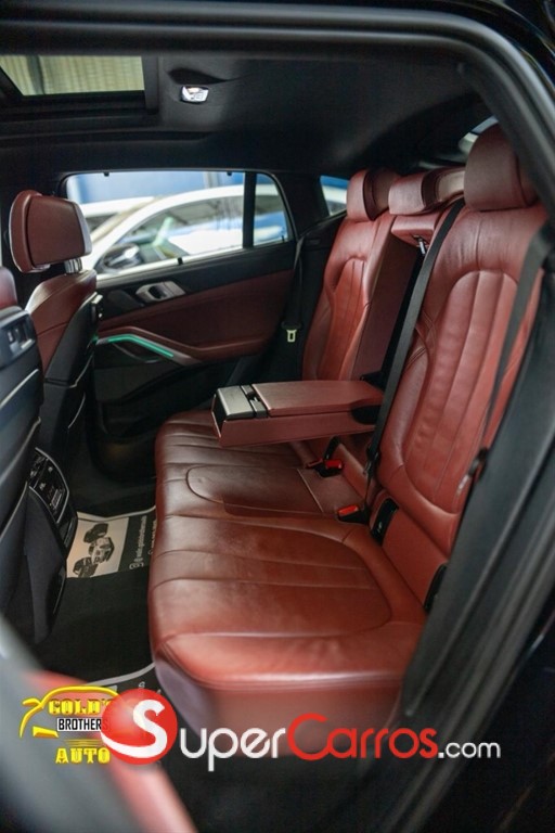 2022 BMW X 6 M50i — foto 8 / 12