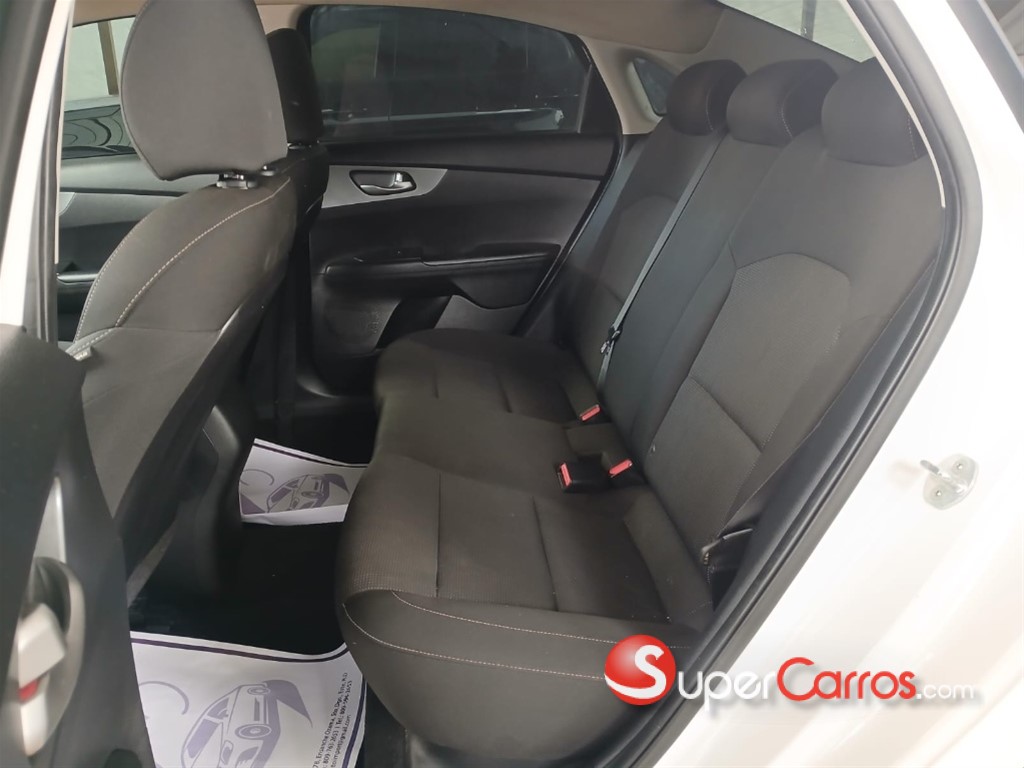 2021 Kia Forte LX — foto 8 / 12