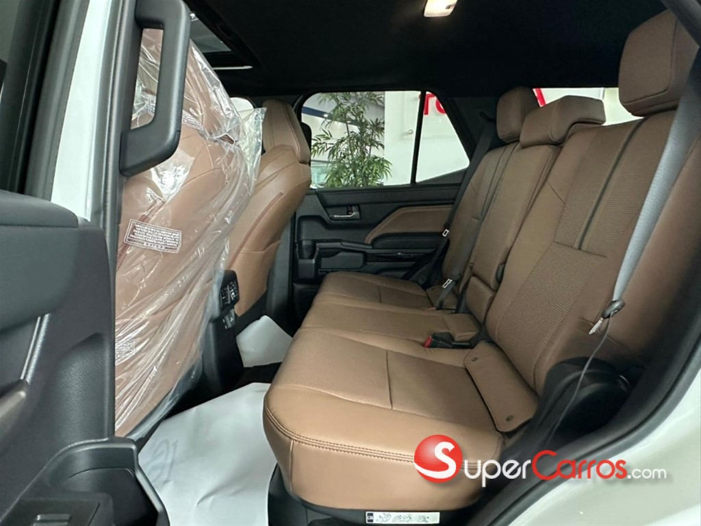 2027 Toyota 4 Runner Limited — foto 9 / 11