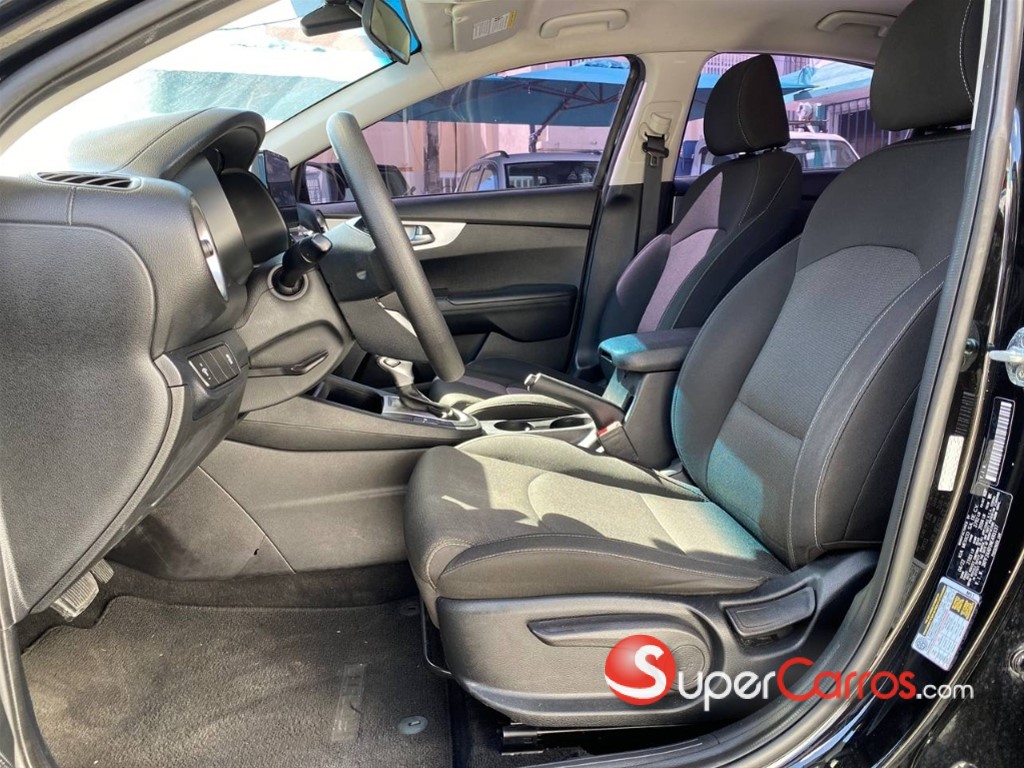 2022 Kia Forte LXS — foto 6 / 12