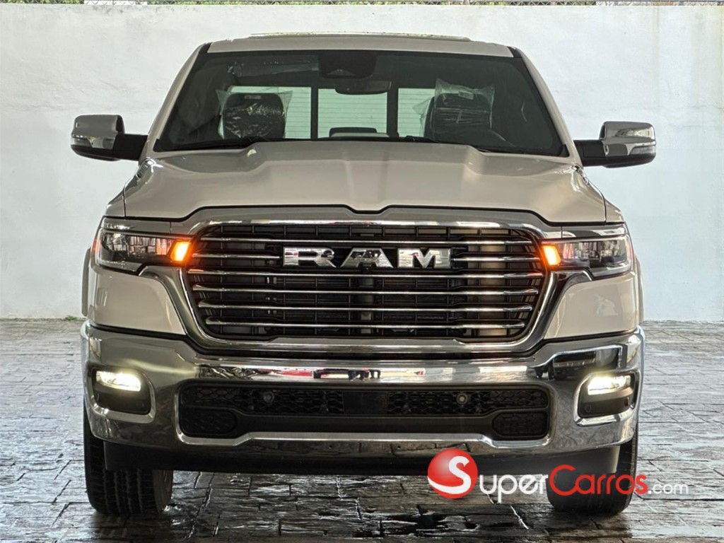 2026 Ram 1500 Laramie Crew Cab — foto 2 / 11